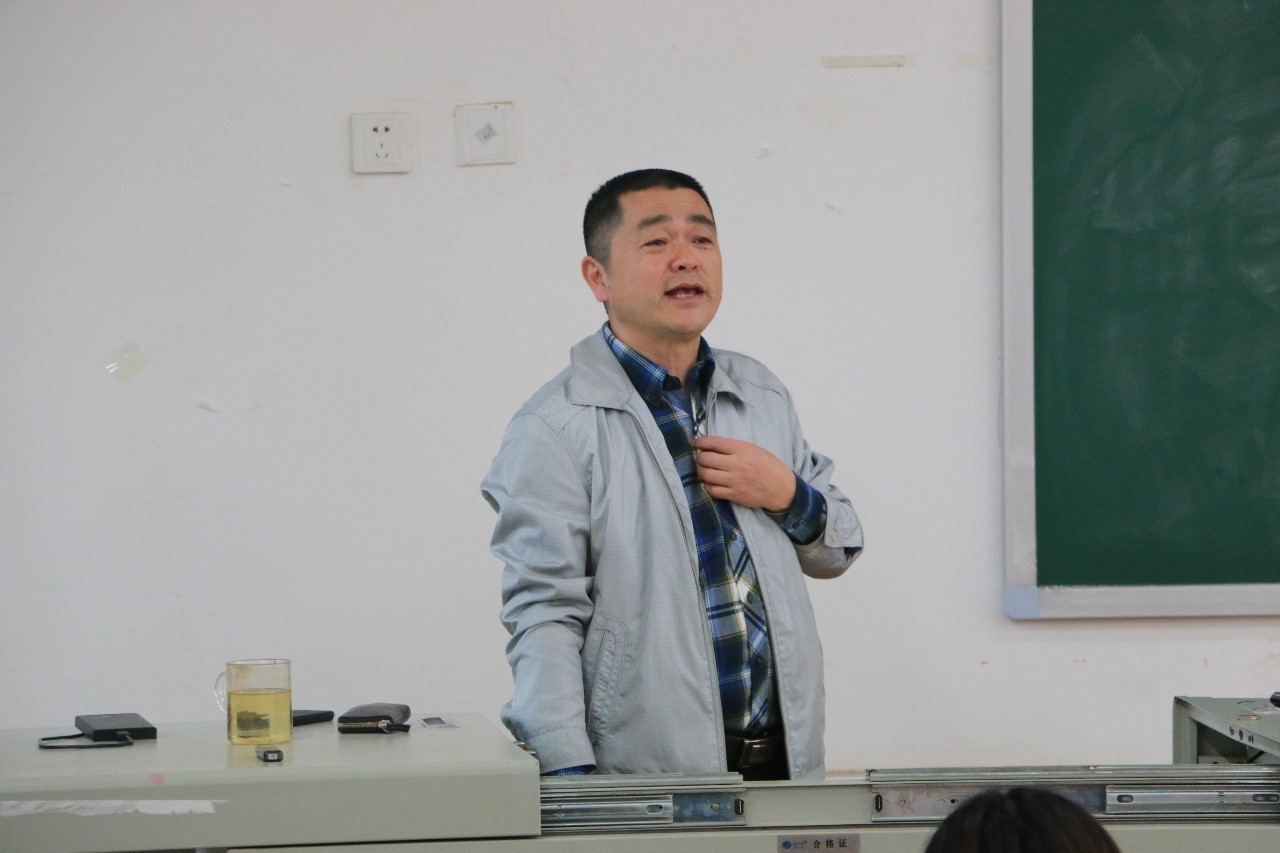 简述党的三大优良作风,理论联系实际、密切联系群众与批评和自我批语简述党的三大优良作风及其内涵
