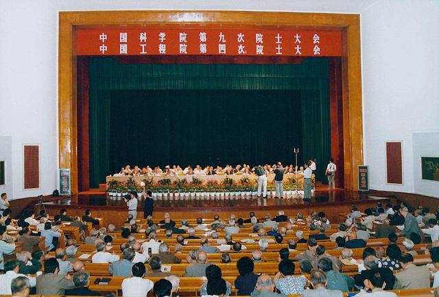 探索双轨并进,中国科学院院士与工程院院校的区别中国科学院院士和工程院院士区别在哪